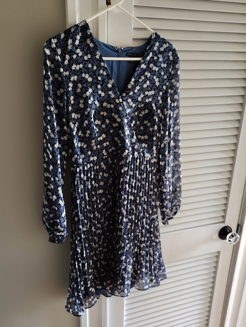 Ann Taylor Navy and White Floral V‑Neck Long-Sleeve Dress